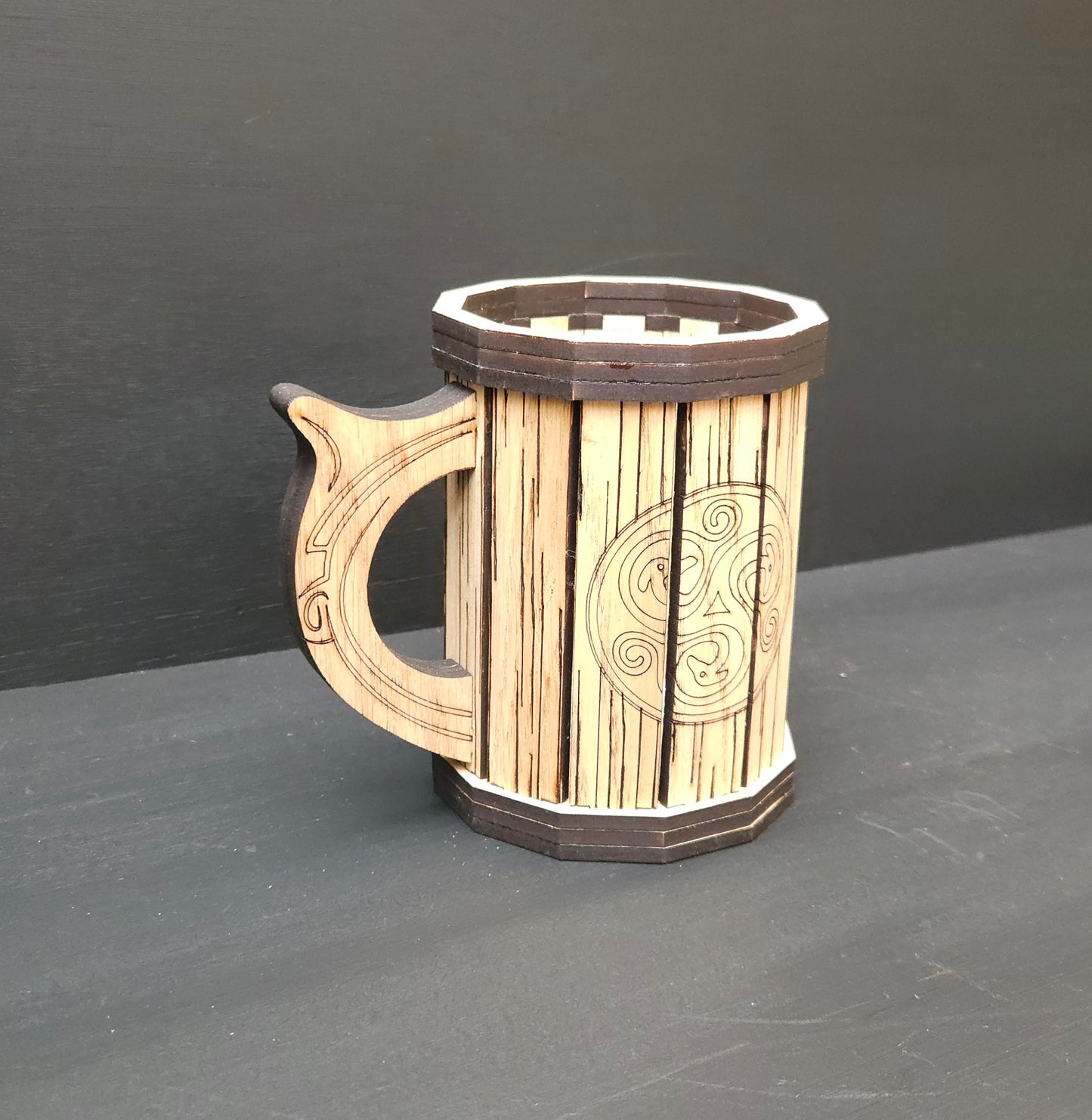 Nordische gravierte Holz-Präsentationstasse