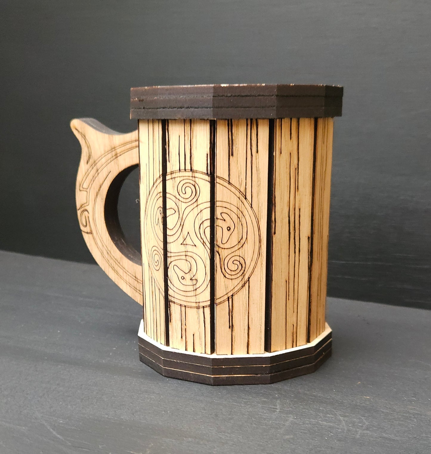 Nordische gravierte Holz-Präsentationstasse